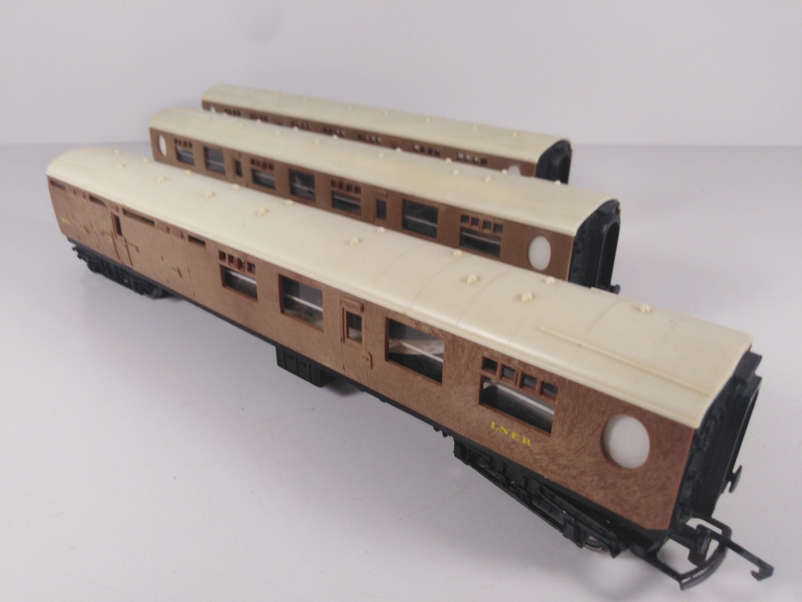 OO Gauge Hornby Rake x3 Teak Coaches inc Brake - Rocket Railways