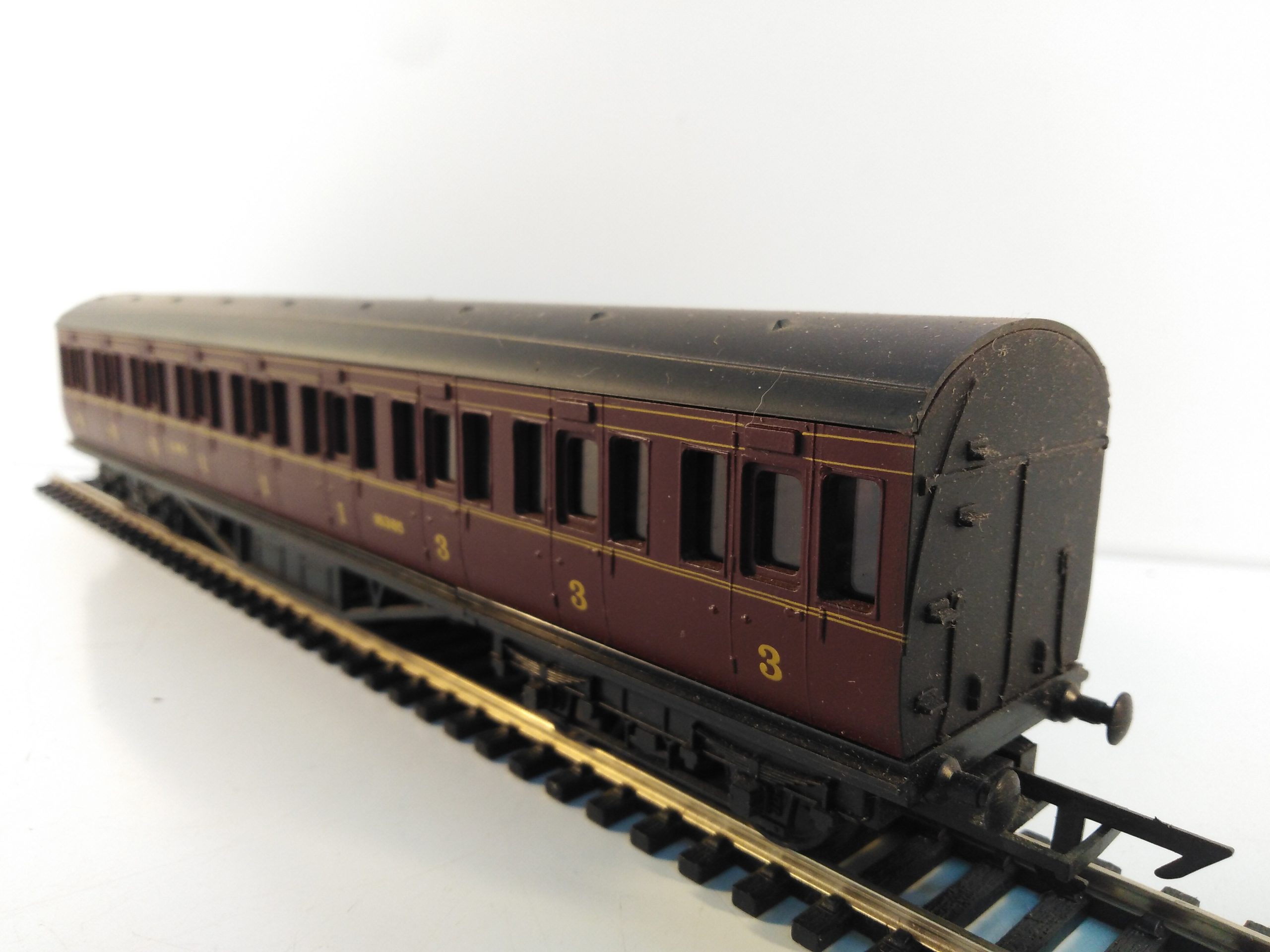 OO Gauge Graham Farish LMS Suburban Coach 16385 - Rocket Railways