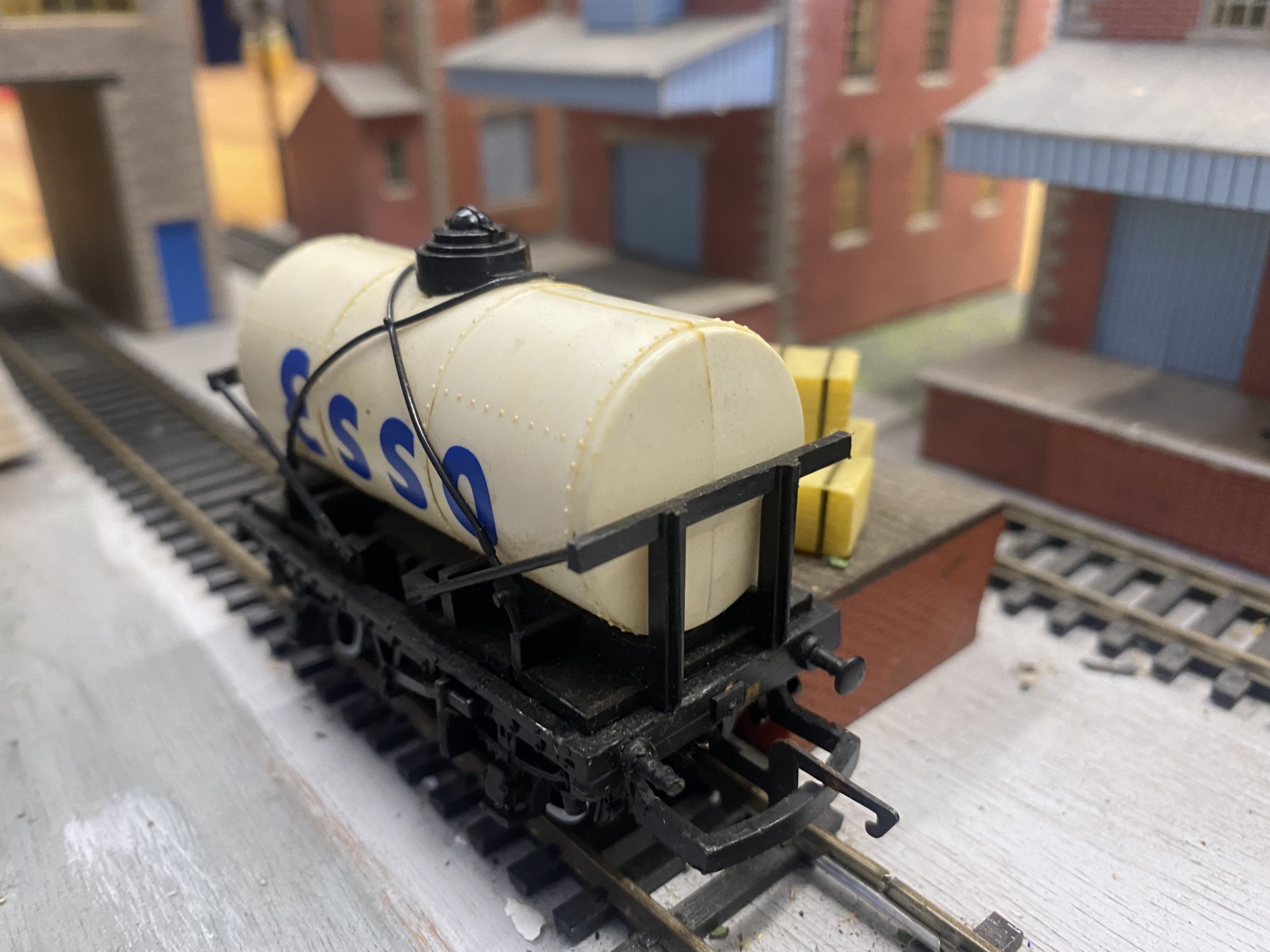 Hornby Esso Oil Tanker In White Rocket Railways