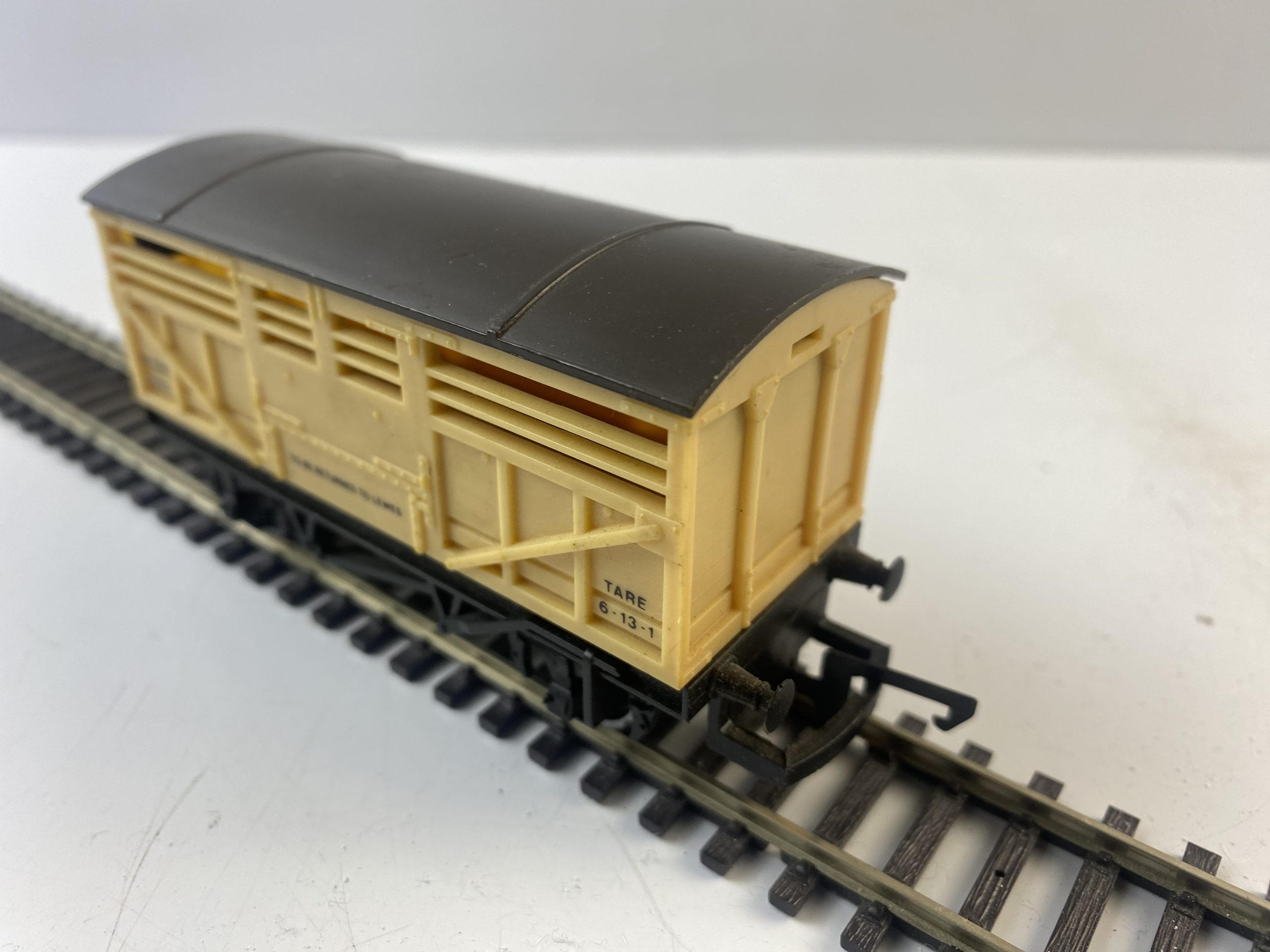 Hornby 10T Cattle Van No. 51915 in SR Livery - Rocket Railways