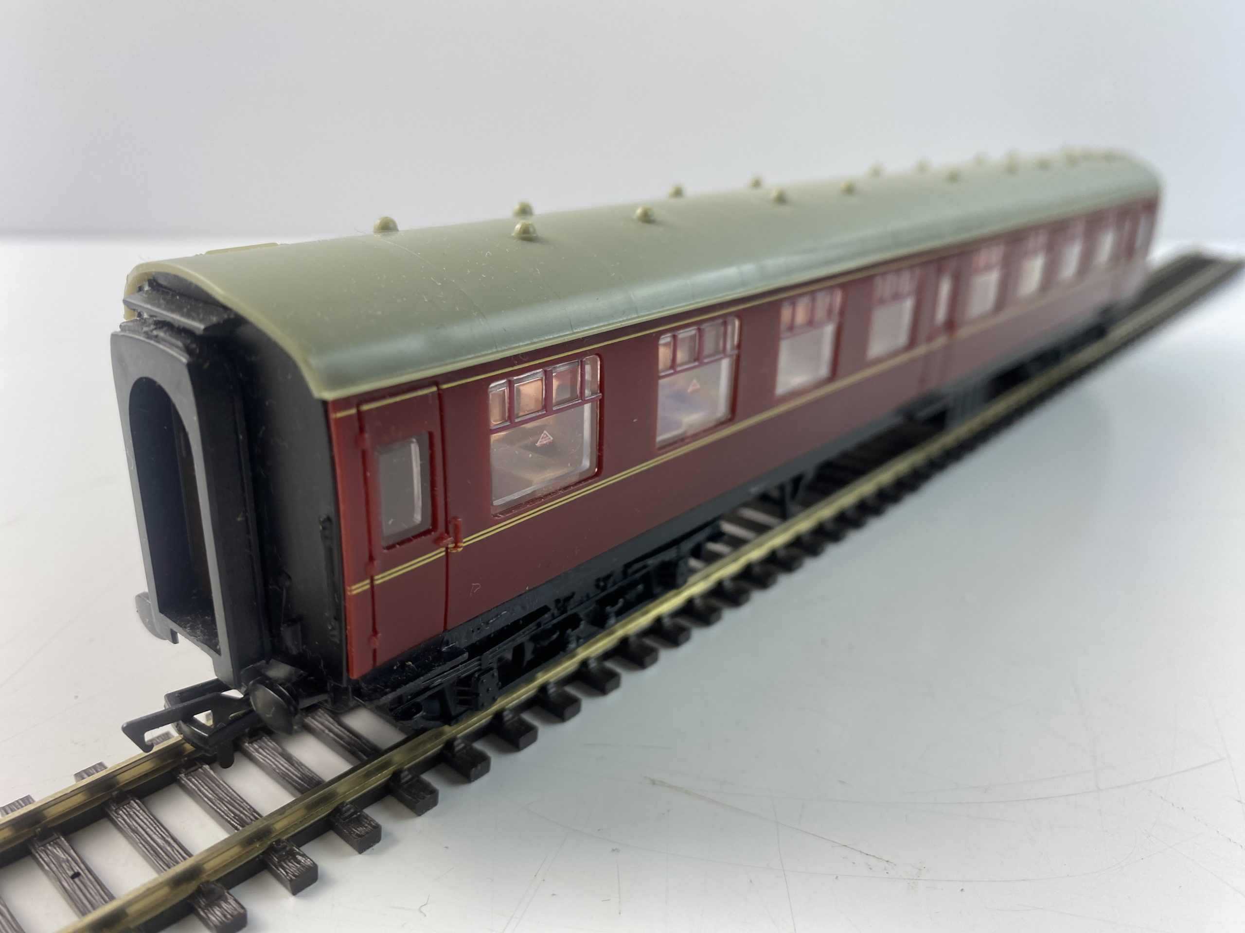 OO Gauge Your Model Railway Village MK1 Maroon Coach E3773 - Rocket ...