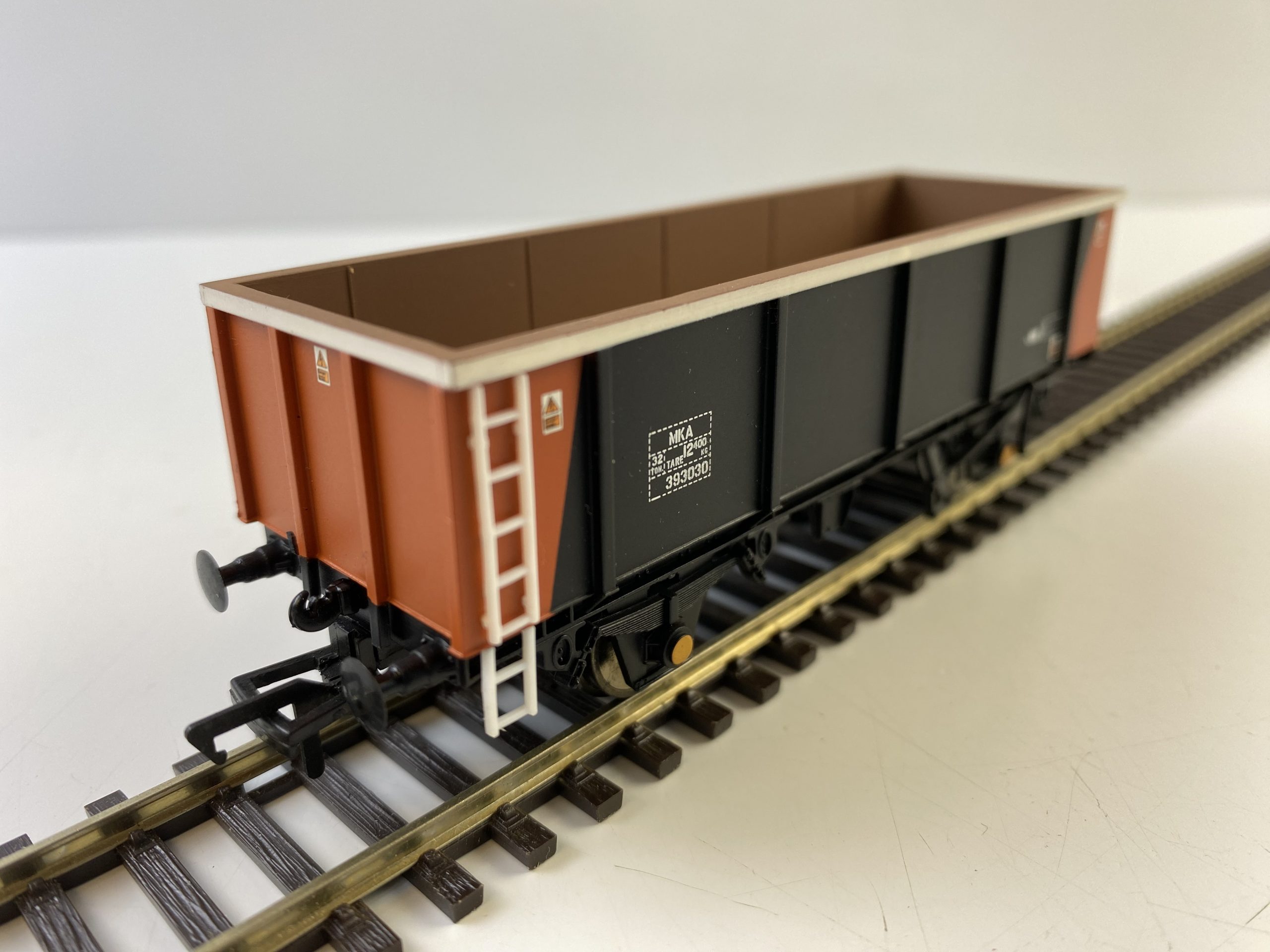 Bachmann 37-553 46 Ton MKA box mineral wagon in Loadhaul livery ...