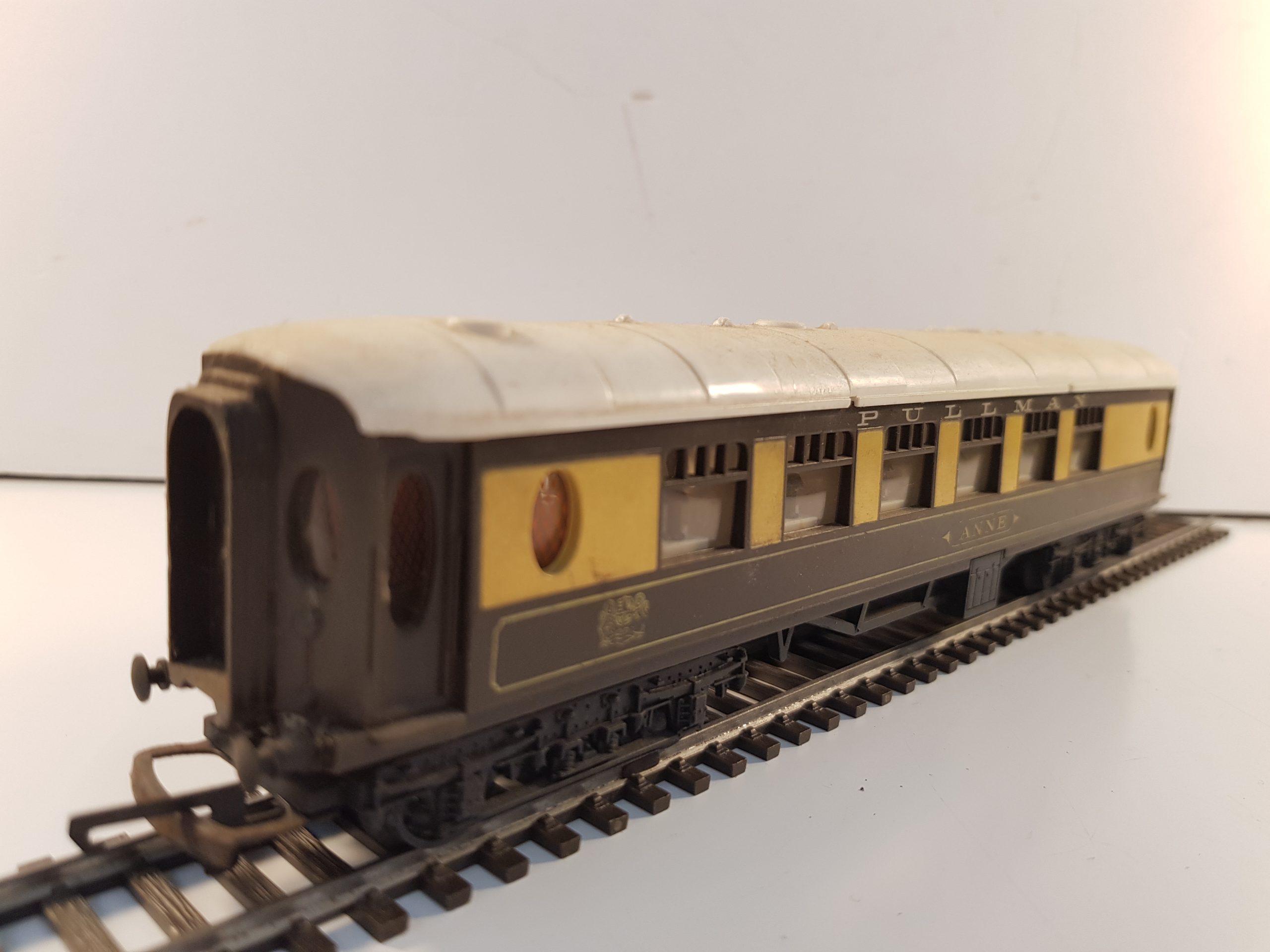 Tri-ang Pullman Coach ‘Anne’ in Pullman Umber and Cream - Rocket Railways