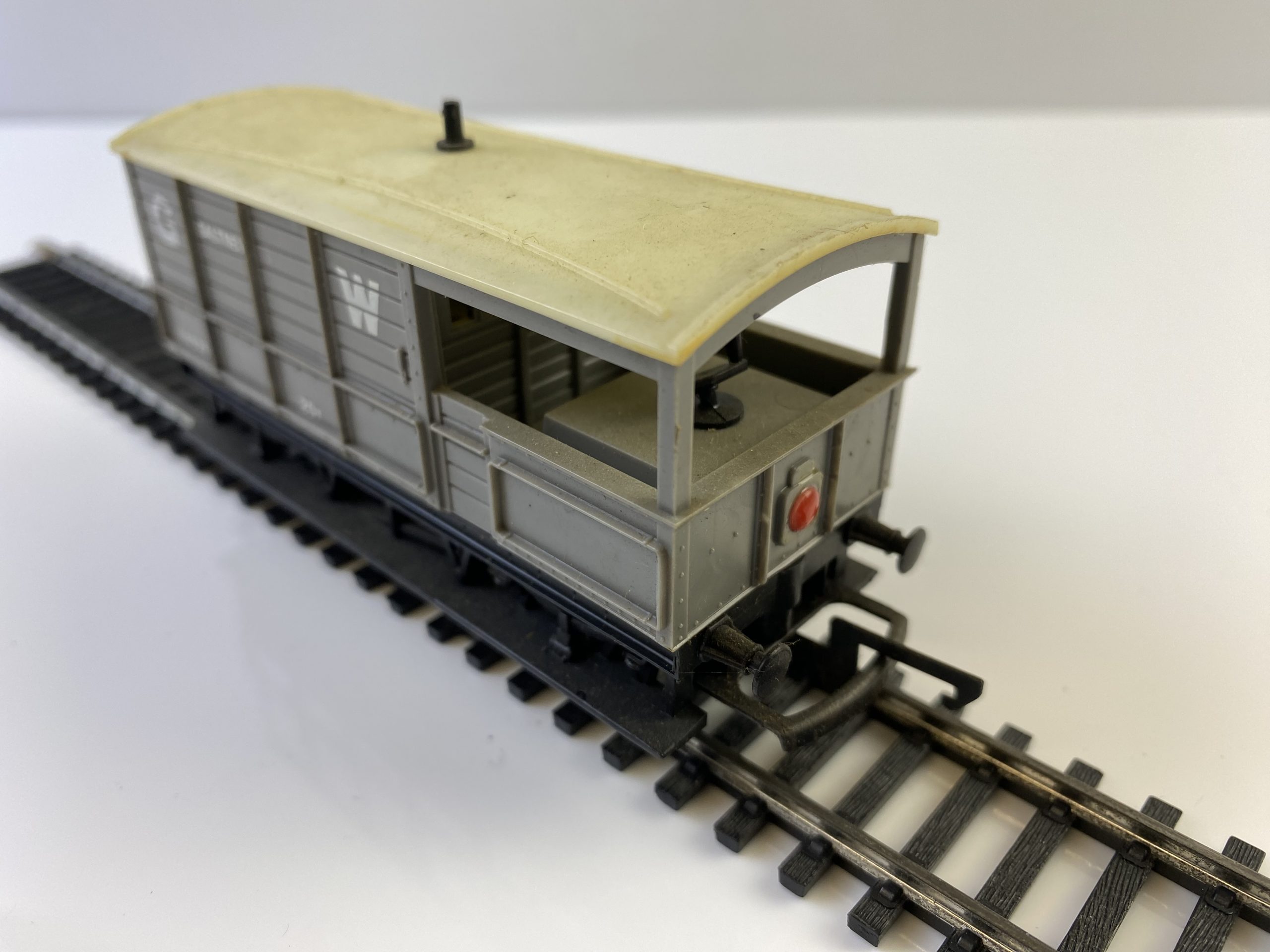 Hornby R018 Brake 20 Ton Toad Brake Van Saltney 114925 in GWR Grey ...